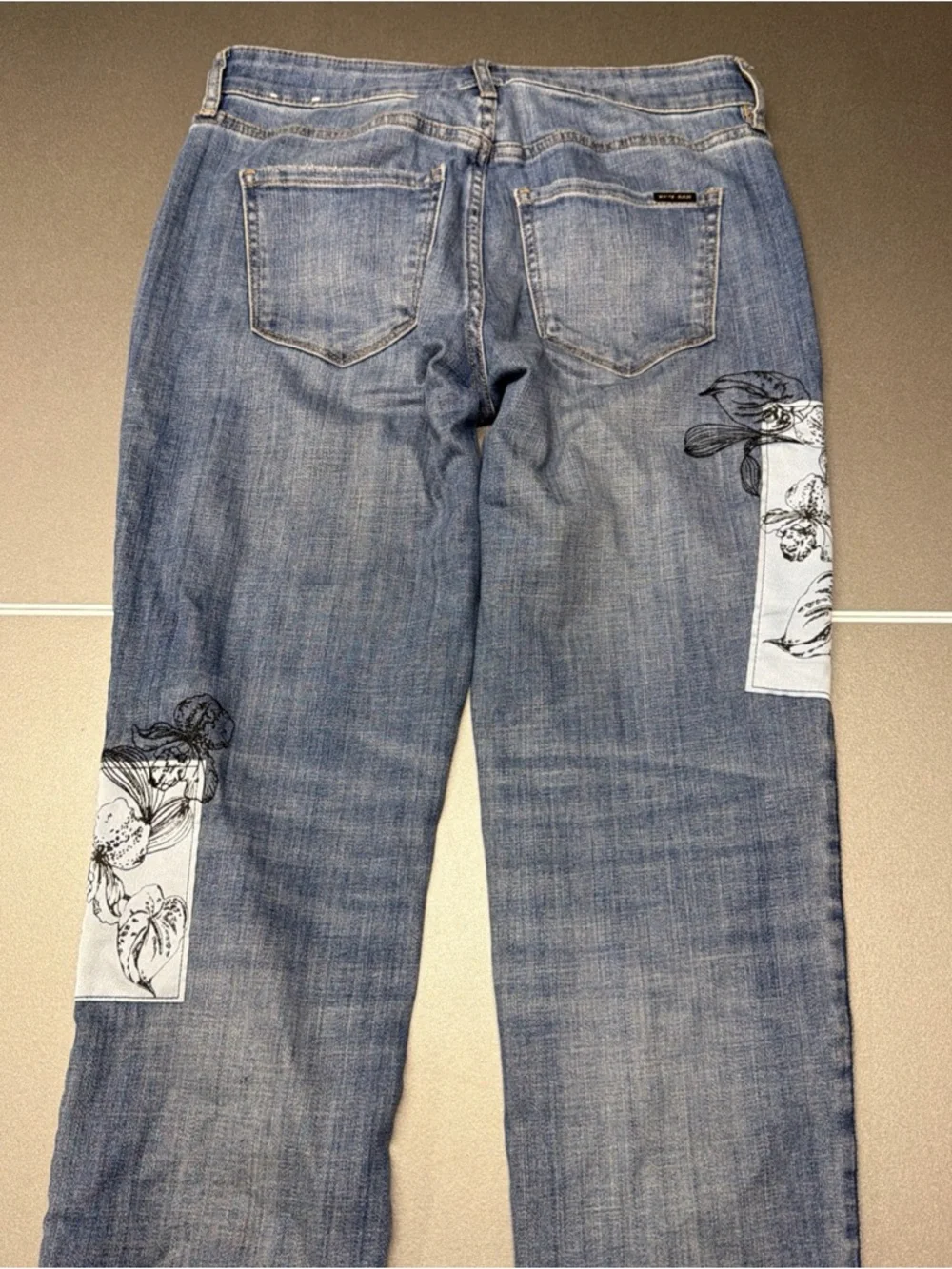 WHITE HOUSE BLACK MARKET FloralPatches Girlfriend Skinny Jeans Sz 2 28x28 RawHem